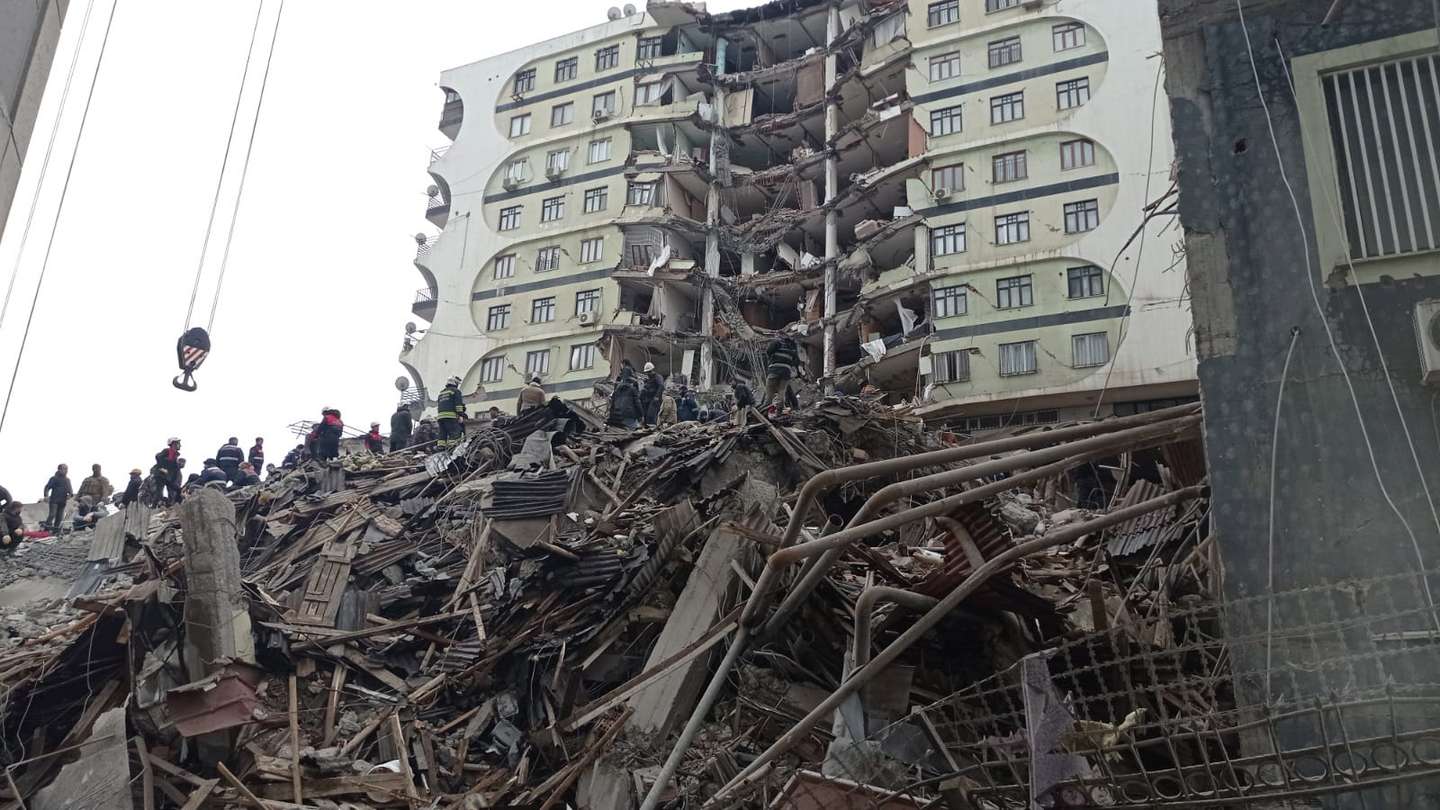 epa10450321 People and emergency personnel search for victims at the site of a collapsed building after a powerful earthquake in Diyarbakir, southeast of Turkey, 06 February 2023. According to the US Geological Service, an earthquake with a preliminary magnitude of 7.8 struck southern Turkey close to the Syrian border. The earthquake caused buildings to collapse and sent shockwaves over northwest Syria, Cyprus, and Lebanon.  EPA/DENIZ TEKIN