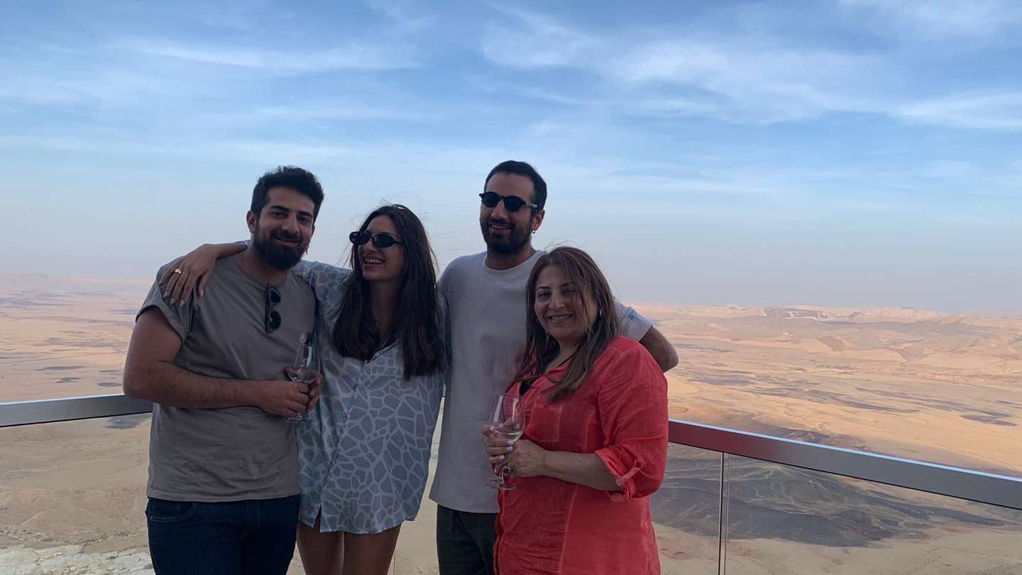 Idan Shtivi (à esquerda), os irmãos e a mãe Dalit (à direita).