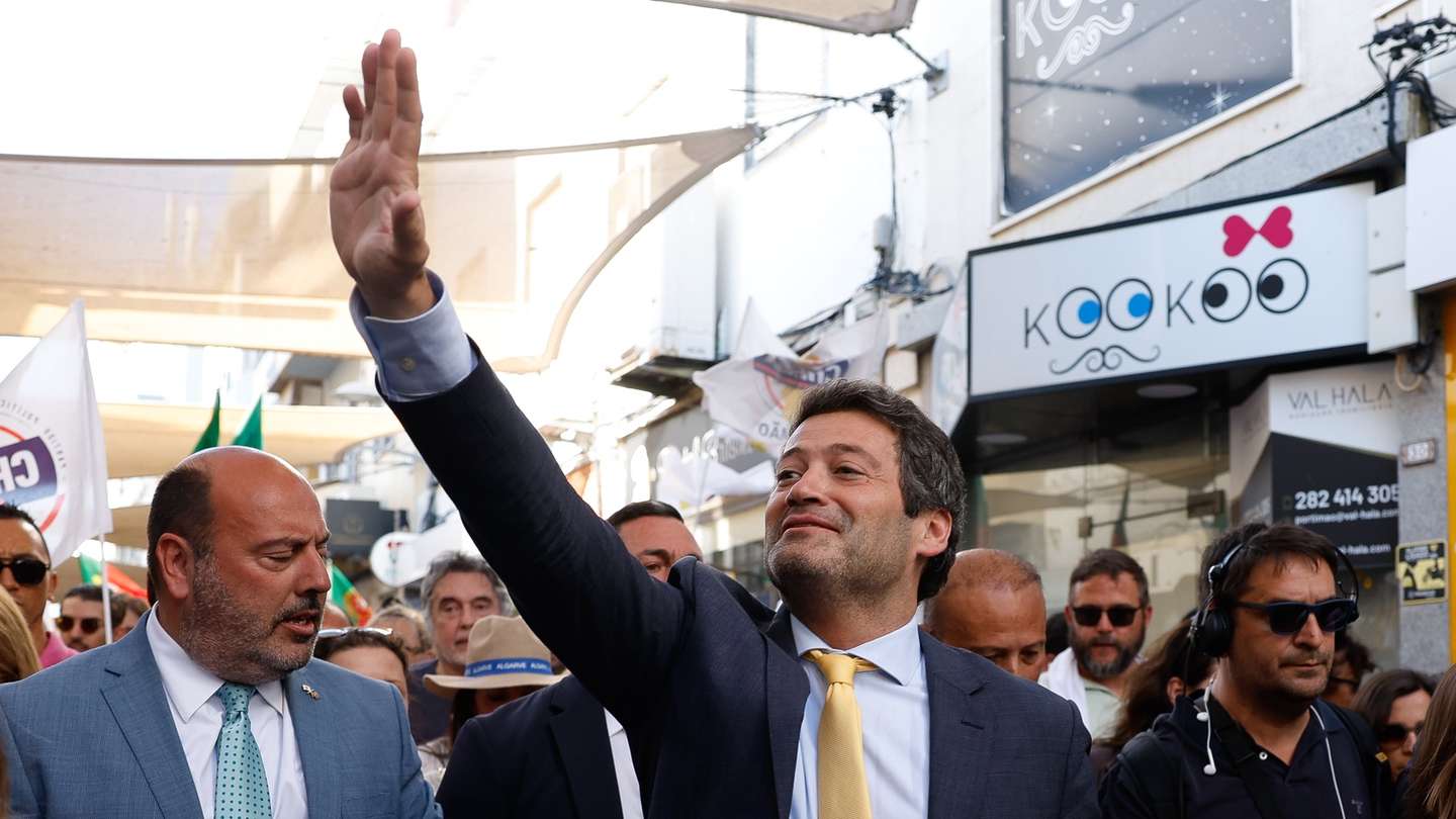 O líder do Chega, André Ventura (C), acompanhado por Pedro Pinto (E), cabeça de lista pelo Chega no Algarve, durante uma arruada no âmbito da campanha eleitoral para as eleições legislativas, Portimão,12 de maio de 2025. LUÍS FORRA/LUSA