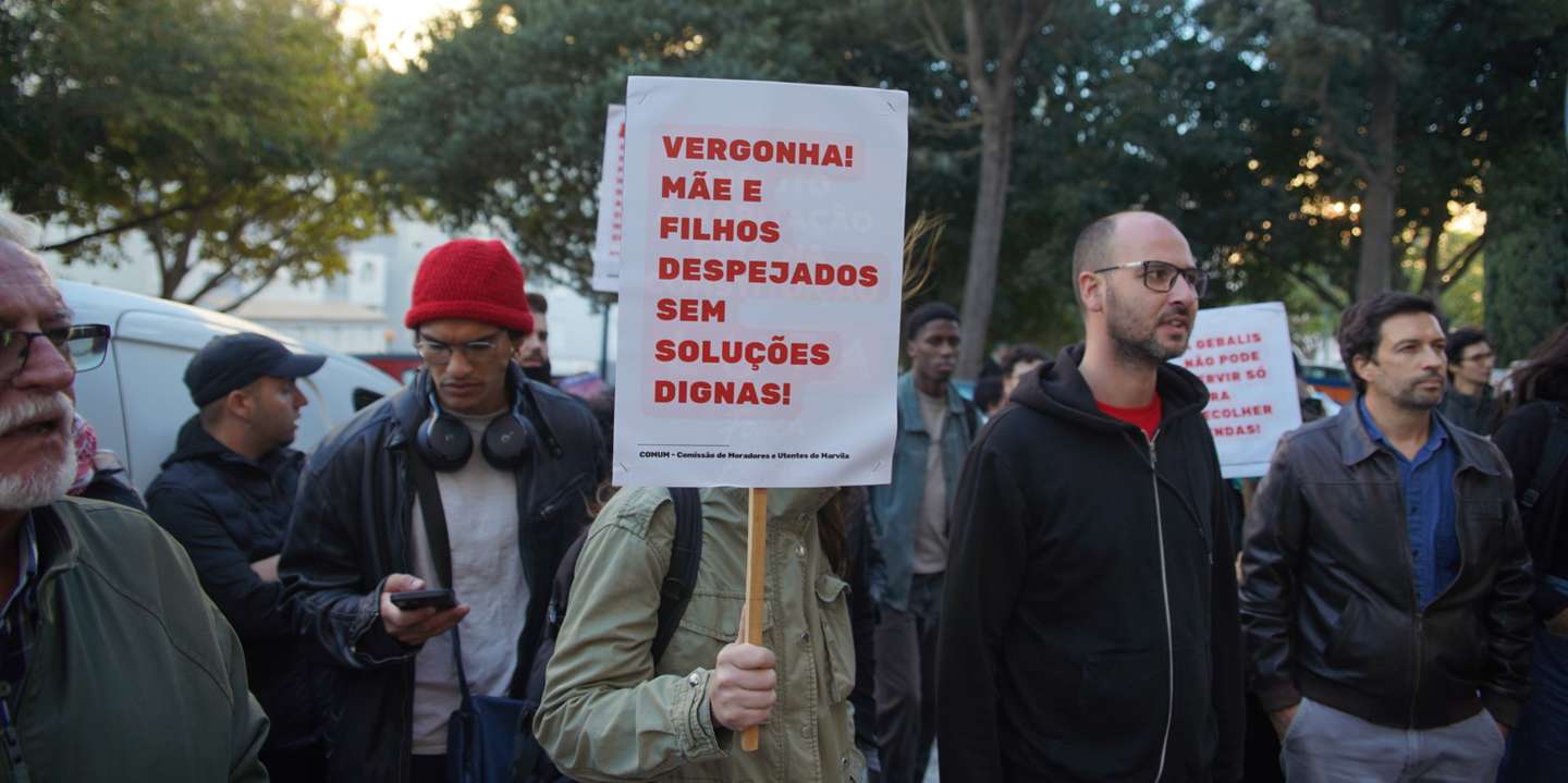 Manifestantes juntaram-se no Bairro do Condado, em Marvila, contra a retirada da mulher de casa
