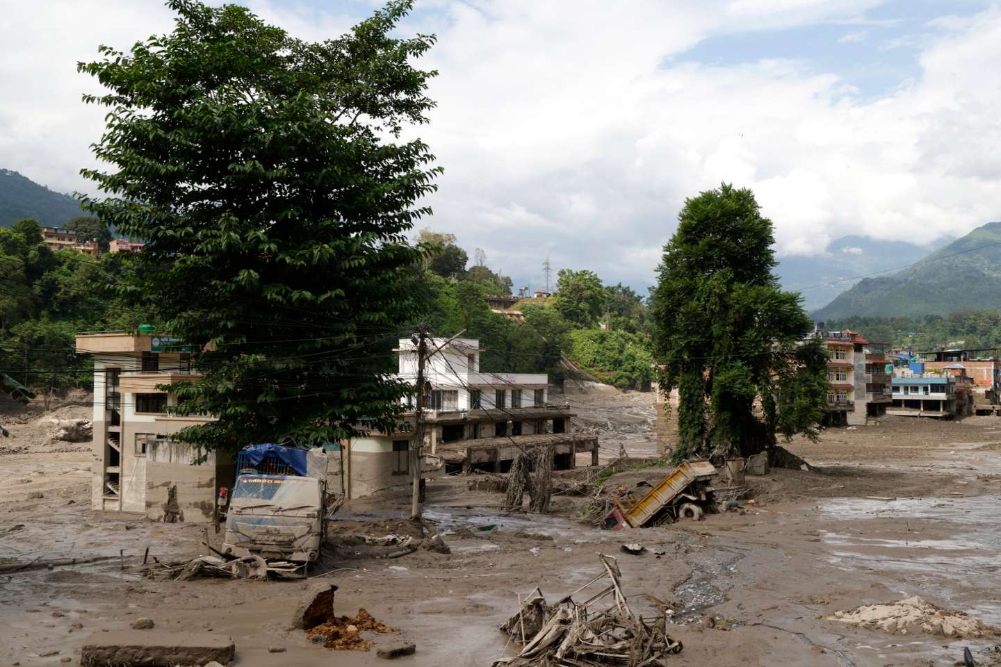 epa13192000 Floodwaters sweep through Trishuli Bazar following a flash flood, in Nuwakot district, Nepal, 26 August 2026. Several people were killed and multiple others were reported missing after a massive flash flood swept through Rasuwa and Nuwakot districts causing widespread destruction to settlements and infrastructure, according to local authorities.  EPA/NARENDRA SHRESTHA