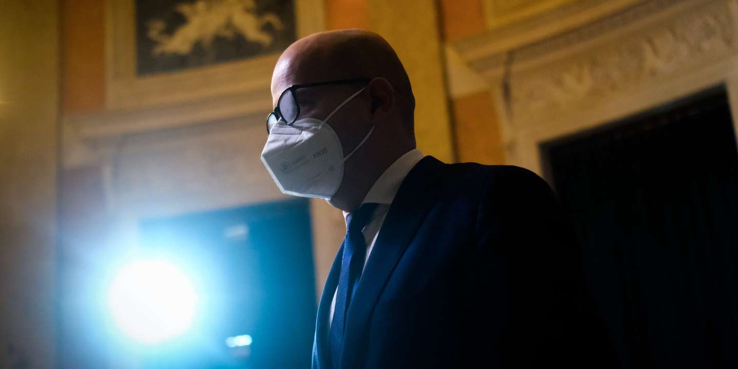 O ministro de Estado e das Finanças, João Leão (E), acompanhado pelo ministro de Estado e dos Negócios Estrangeiros, Augusto Santos Silva (D), após a conferência de imprensa no final da reunião do Conselho de Ministros, no Palácio da Ajuda, em Lisboa, 29 de dezembro de 2021. MÁRIO CRUZ/LUSA