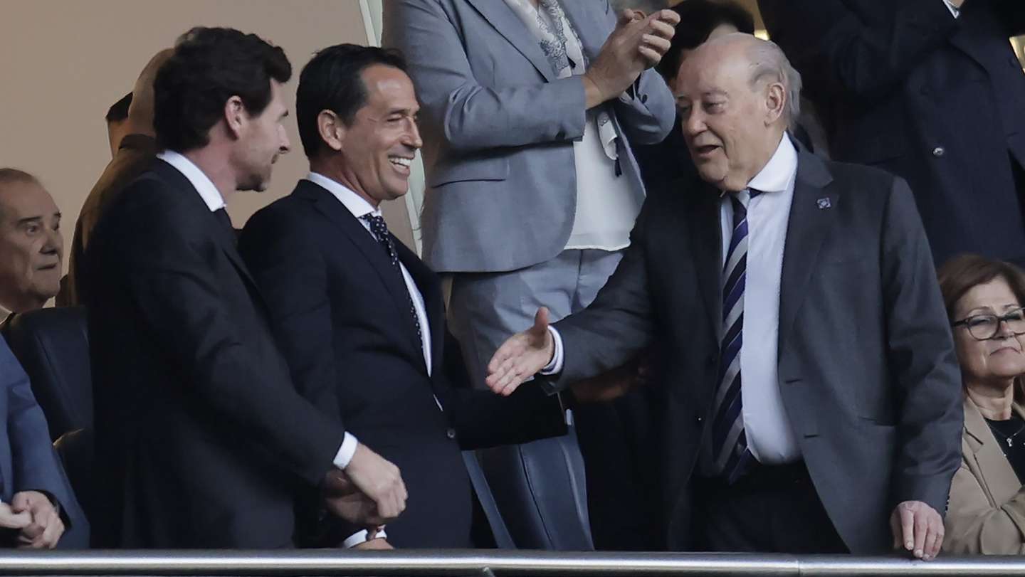 epa11336059 Porto's new president Andre Villas-Boas (L) and former president Pinto da Costa (R) shakes hands during the Liga Portugal soccer match between FC Porto and Boavista held at Dragao Stadium in Porto, Portugal, 12 May 2024.  EPA/MANUEL FERNANDO ARAUJO