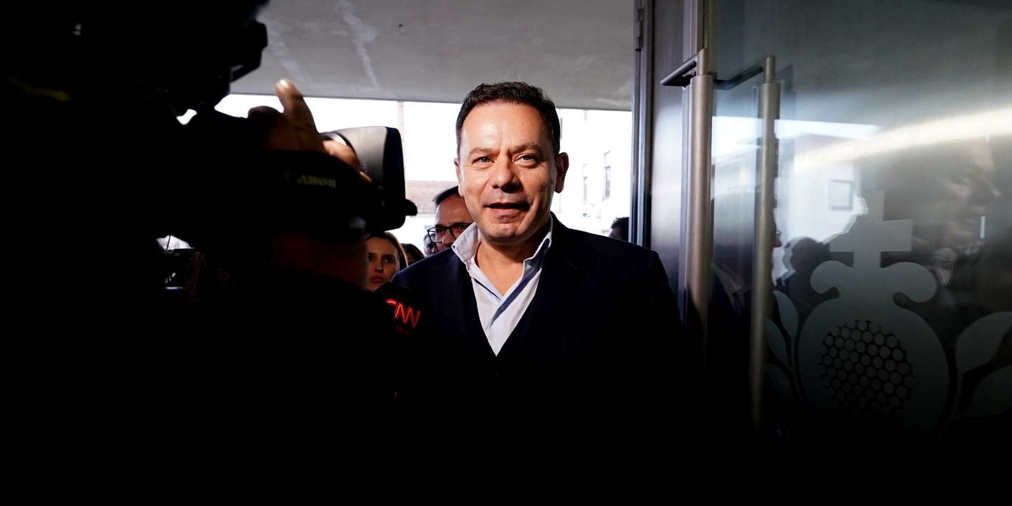 O presidente do Partido Social Democrata (PSD), Luís Montenegro, à chegada para participar num encontro com autarcas do PSD do distrito de Braga, no âmbito do programa "Sentir Portugal" em Braga, em Barcelos, 06 de janeiro de 2024. HUGO DELGADO/LUSA