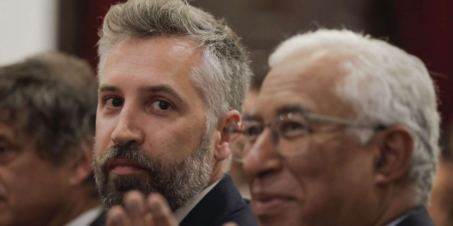 O primeiro-ministro, António Costa (D), e o ministro das Infraestruturas e da Habitação, Pedro Nuno Santos, durante a cerimónia de assinatura do Sistema de Mobilidade do Mondego, consignação do Troço "Linha do Hospital Aeminium - Hospital Pediátrico" E Remodelação das Redes de Drenagem de Águas Residuais, em Coimbra, 22 de julho de 2022. PAULO CUNHA/LUSA