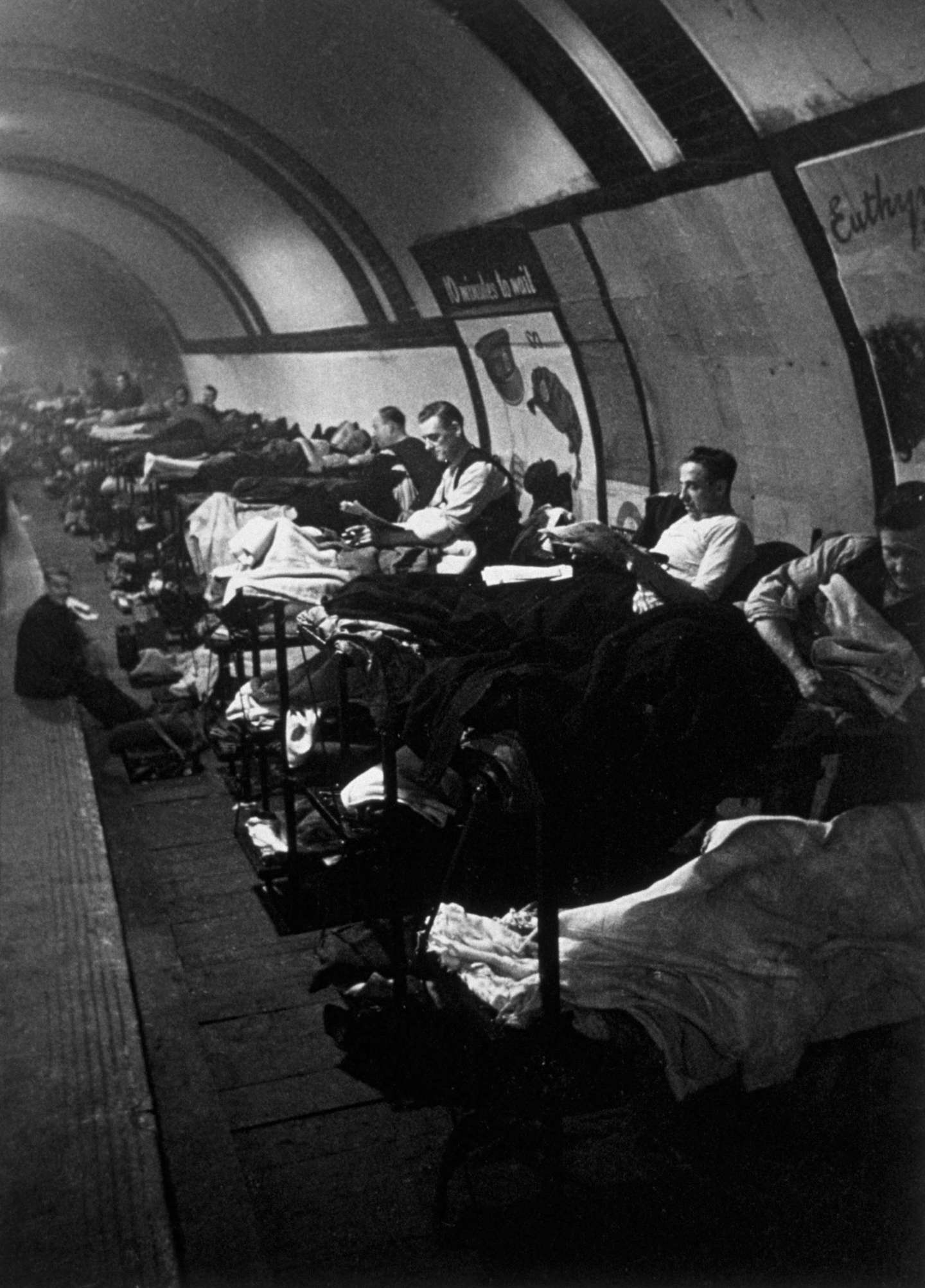 A população de Londres procura refúgio nas estações de metro durante o Blitz, em 1940