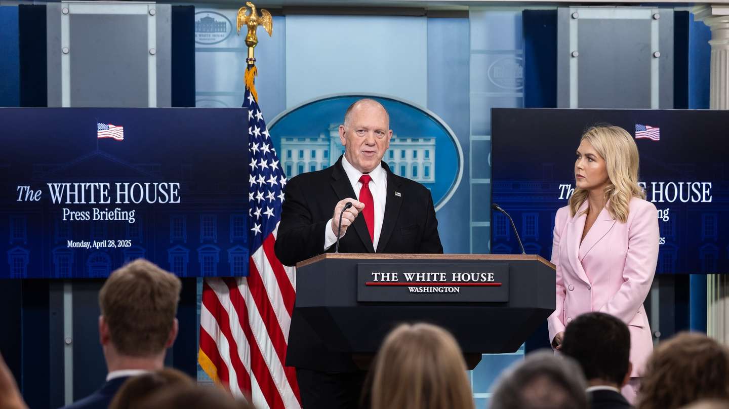 epa12060483 White House border czar Tom Homan and White House Press Secretary Karoline Leavitt hold a press briefing at the White House in Washington, DC, USA, 28 April 2025. Border czar Tom Homan is leading the Trump administration’s deportation efforts and has said it doesn’t matter whether the children of undocumented migrants are US citizens, they should be deported  EPA/FRANCIS CHUNG / POOL