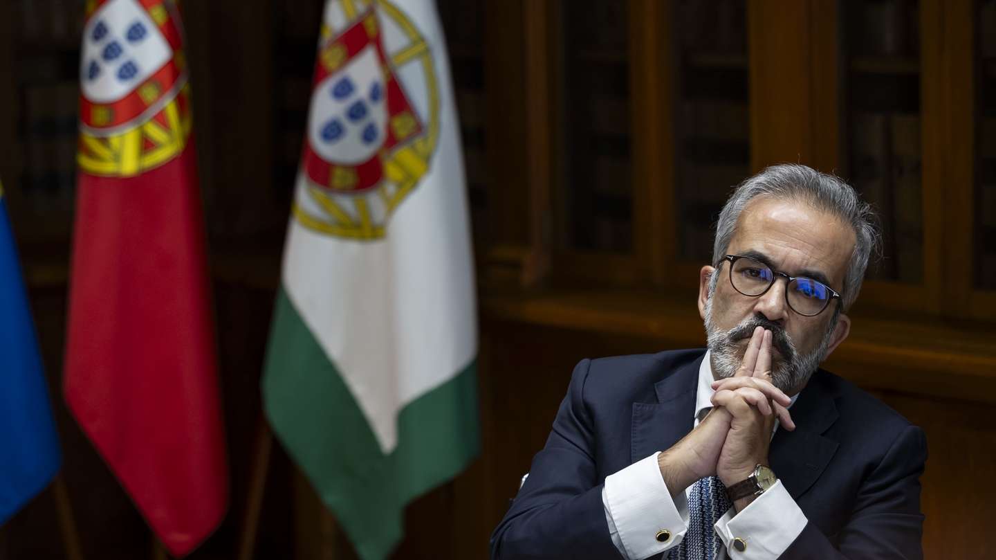 O ministro de Estado e dos Negócios Estrangeiros, Paulo Rangel, intervém na sua audição perante a Comissão de Assuntos Europeus, para prestar esclarecimentos na sequência do parecer negativo do Comité de Avaliação do TJUE relativamente à nomeação pelo governo para o cargo de juiz do Tribunal de Justiça da União Europeia (TJUE), de Gonçalo Almeida Ribeiro, na Assembleia da República, em Lisboa, 30 de outubro de 2024. JOSÉ SENA GOULÃO/LUSA