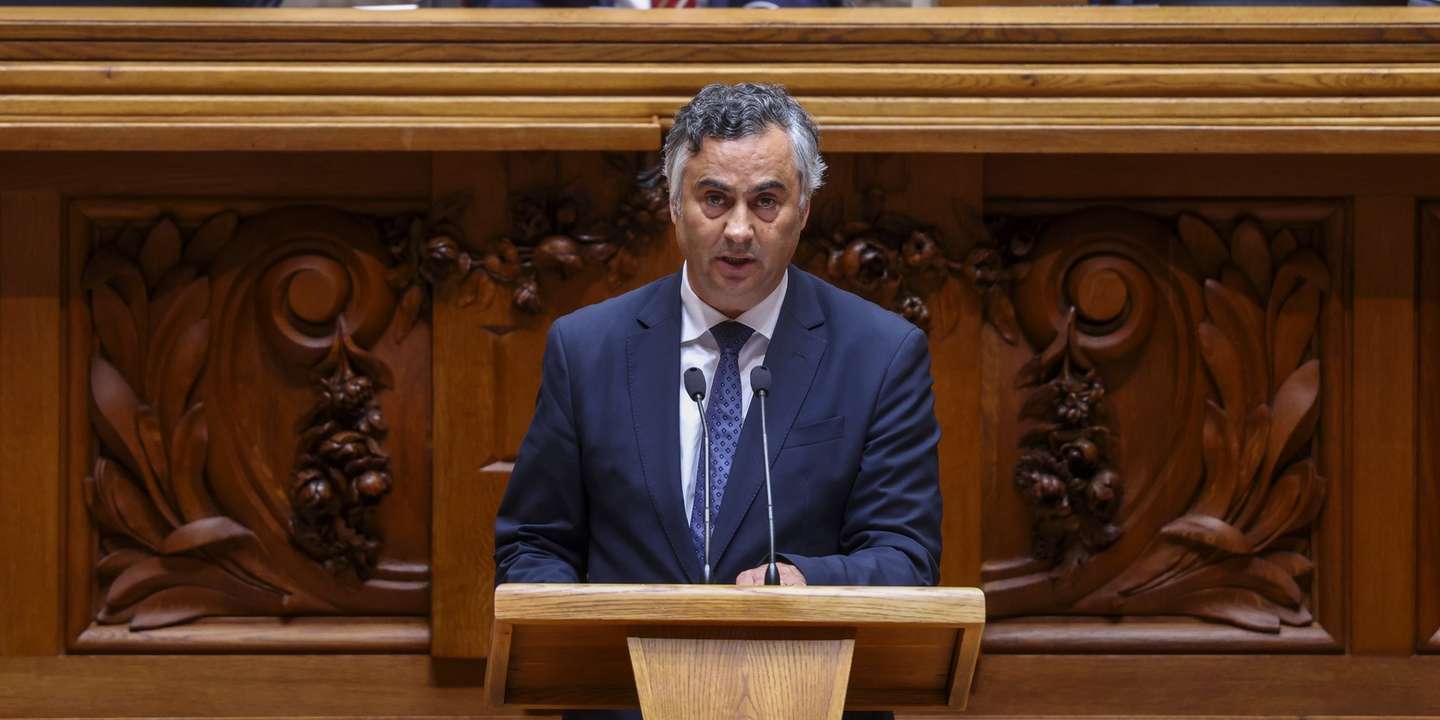 O ministro da Educação, Ciência e Inovação, Fernando Alexandre, usa da palavra na Reunião da Comissão Permanente para debater os problemas com os exames nacionais e todo o processo em curso, na Assembleia da República em Lisboa, 3 de agosto de 2026. TIAGO PETINGA/LUSA