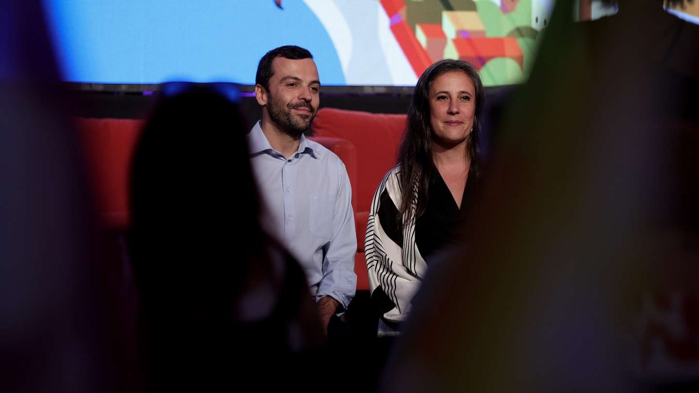 O porta-voz do Livre, Jorge Pinto (E) e a co-porta-voz do partido, Isabel Mendes Lopes, em conversa “O papel das cooperativas na construção de um futuro progressista” durante a iniciativa Livre: Início da edição 2026 de “Os Setembristas”, na Alfandega do Porto, 12 de setembro de 2026. MANUEL FERNANDO ARAÚJO/ LUSA