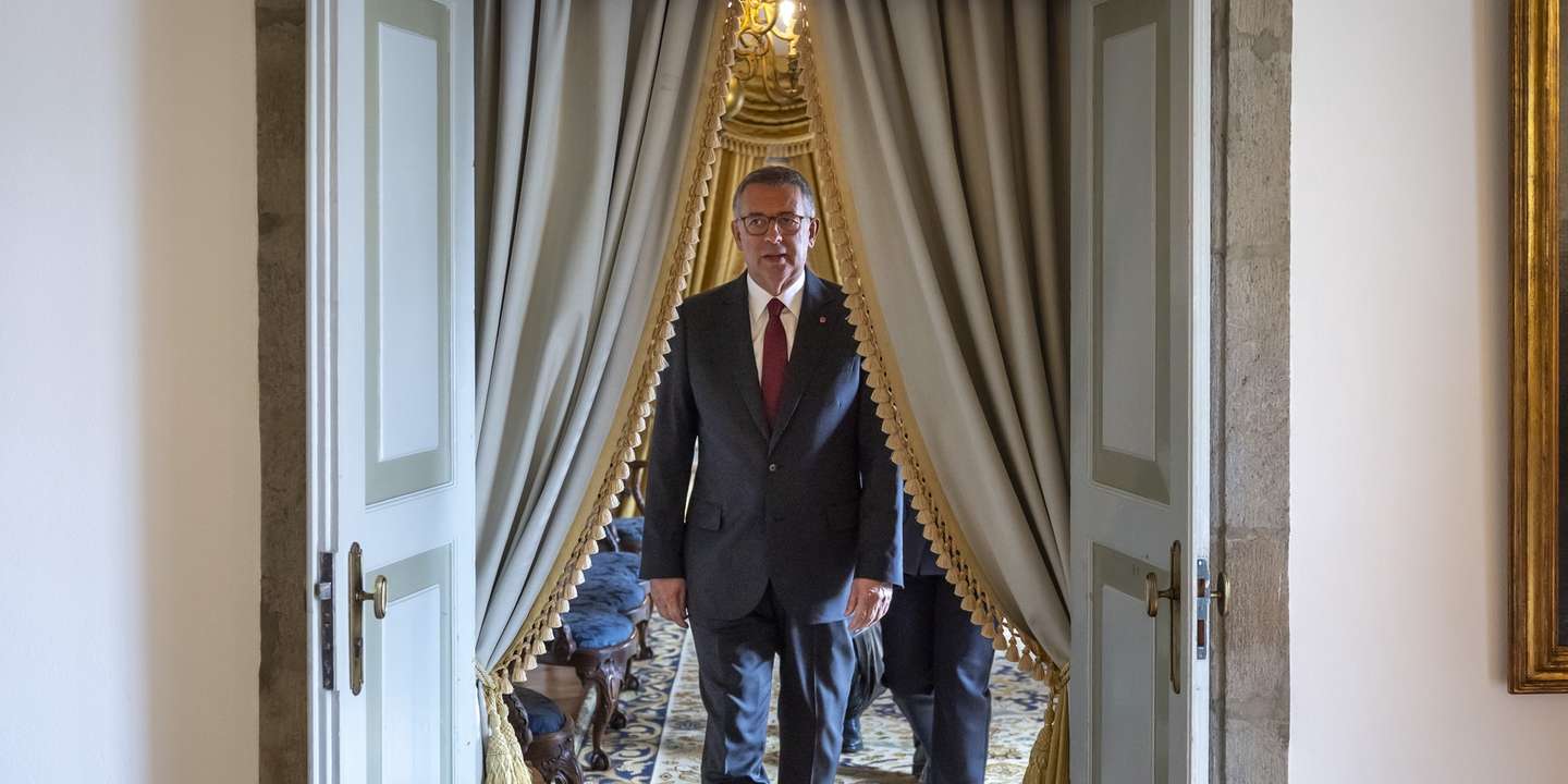 O Presidente da República, António José Seguro, momentos antes falar aos jornalistas no final a cerimónia de cumprimentos no âmbito das Comemorações do 10 de Junho, Dia de Portugal, de Camões e das Comunidades Portuguesas, no Solar Madre Deus, em Angra do Heroísmo, ilha Terceira, Açores, 09 de junho de 2026. JOSÉ SENA GOULÃO/LUSA