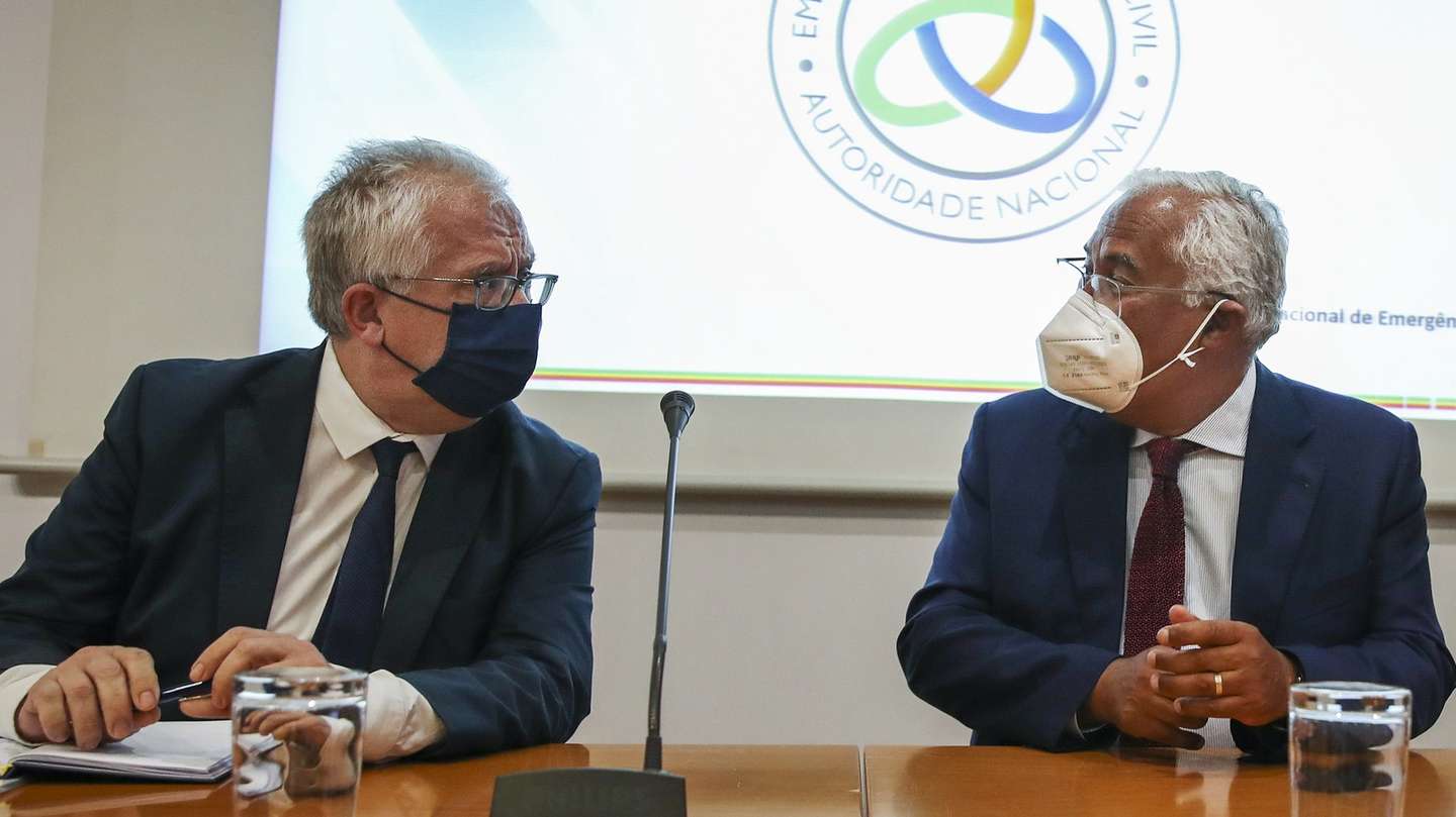 O primeiro-ministro, António Costa (D), acompanhado pelo ministro da Administração Interna, Eduardo Cabrita, assistem ao Briefing Operacional na ANEPC - Autoridade Nacional de Emergência e Proteção Civil, em Carnaxide, Oeiras, 12 de agosto de 2021. MANUEL DE ALMEIDA/LUSA
