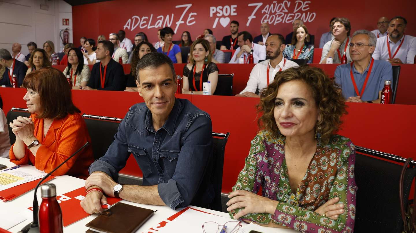 epa12217494 A handout photo made available by the Spanish Socialist Workers' Party (PSOE) shows Spanish Prime Minister Pedro Sanchez and his Deputy Prime Minister Maria Jesus Montero attending the PSOE Federal Committee in Madrid, Spain, 05 July 2025.  EPA/Pablo Blazquez Dominguez HANDOUT  HANDOUT EDITORIAL USE ONLY/NO SALES