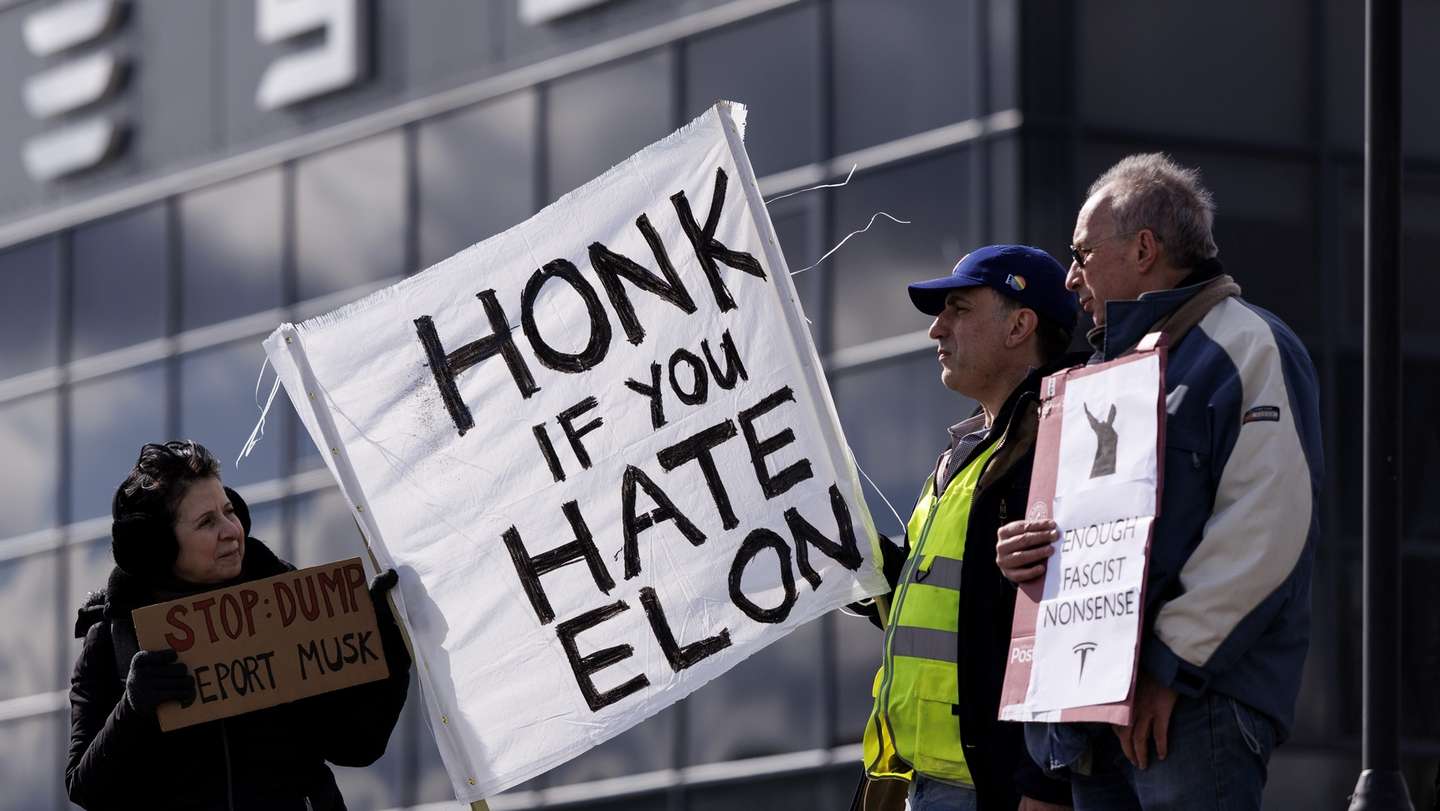epaselect epa11965721 Demonstrators gather outside a Tesla dealership to protest businessman Elon Musk's current role in US President Donald Trump's administration and his controversial political positions, in Park Royal, London, Britain, 15 March 2025. Campaigners encouraged people to boycott the Tesla brand, sell the cars they already own and dump the company’s stock to impact the co-founder and CEO of Tesla.  EPA/TOLGA AKMEN