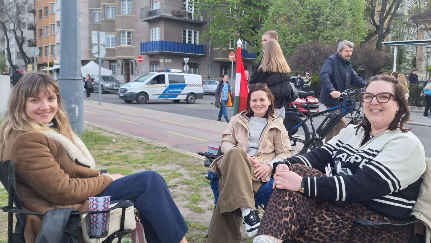 Apoiantes de Péter Magyar na noite eleitoral do Tisza. Budapeste, 12 de março de 2026
