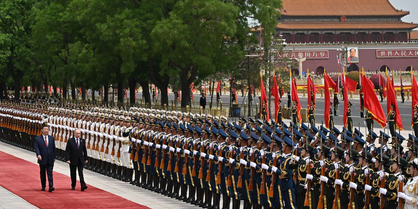 epa11343934 Russian President Vladimir Putin (C) attends a welcome ceremony with Chinese President Xi Jinping outside the Great Hall of the People in Beijing, China, 16 May 2024. The Russian president is on an official visit to China on 16 and 17 May.  EPA/SERGEY BOBYLEV / SPUTNIK / KREMLIN POOL MANDATORY CREDIT