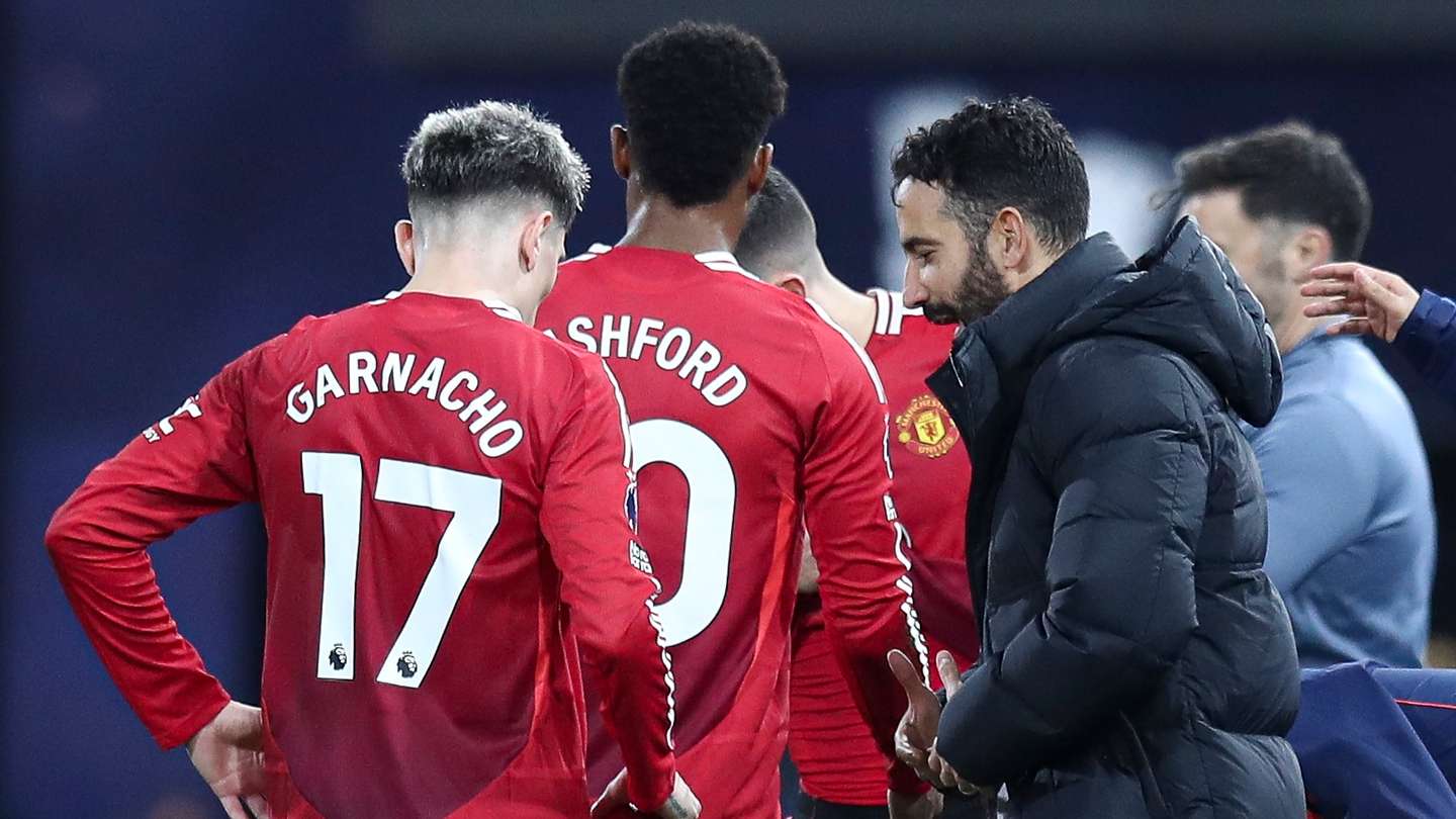 epa11738672 Manchester United manager Ruben Amorim (R) talks to players on the touchline during the English Premier League match between Ipswich Town and Manchester United in Ipswich, Great Britain, 24 November 2024. 

EDITORIAL USE ONLY. No use with unauthorized audio, video, data, fixture lists, club/league logos, 'live' services or NFTs. Online in-match use limited to 120 images, no video emulation. No use in betting, games or single club/league/player publications.  EPA/MICHAEL ZEMANEK UK AND IRELAND OUT SHUTTERSTOCK OUT