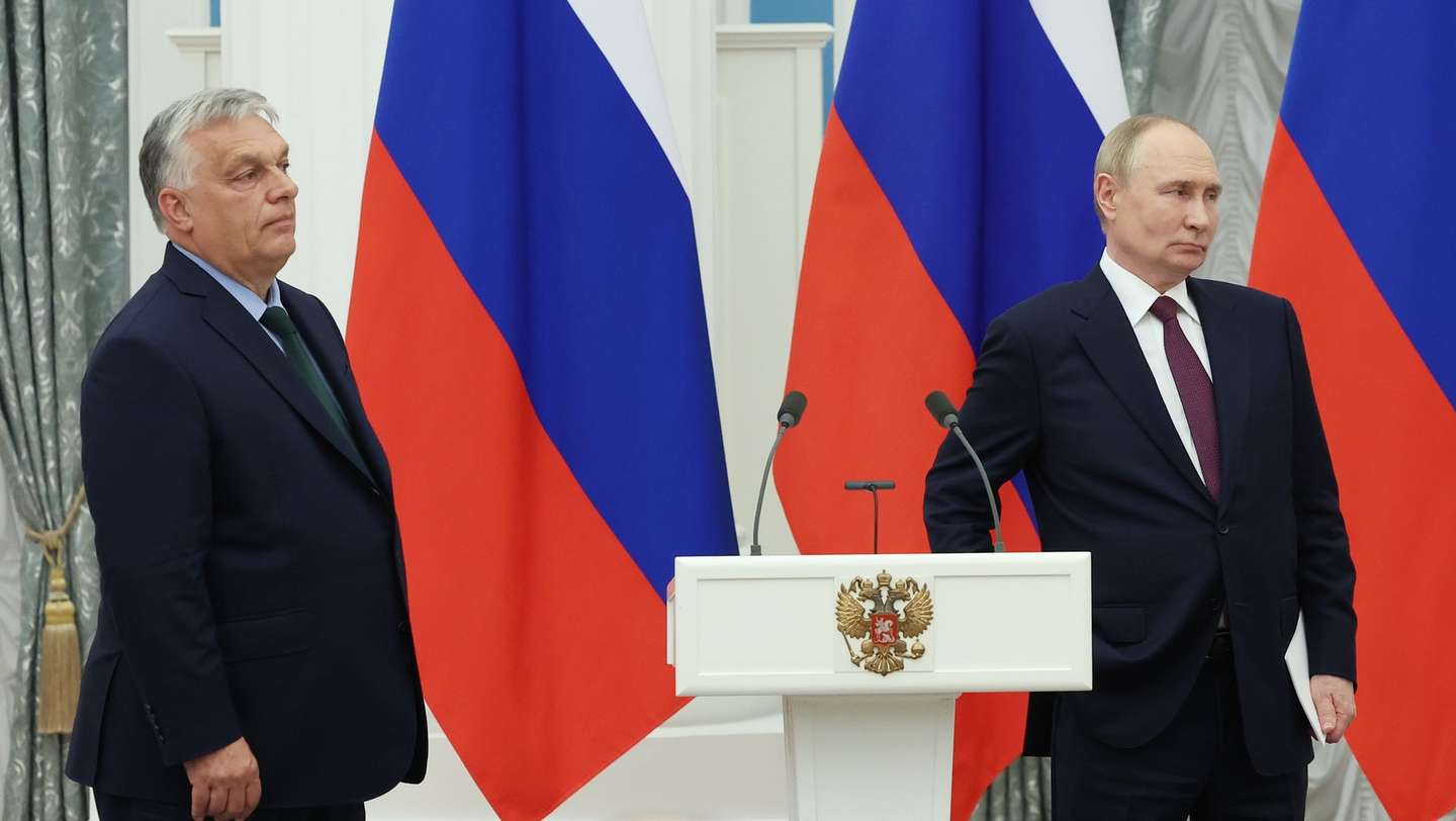 epa11459982 Hungarian Prime Minister Viktor Orban (L) and Russian President Vladimir Putin (R) attend a joint press conference after their negotiation at the Kremlin in Moscow, Russia, 05 July 2024. Viktor Orban arrived in Moscow for a one-day working visit.  EPA/VALERIY SHARIFULIN/SPUTNIK/KREMLIN POOL MANDATORY CREDIT