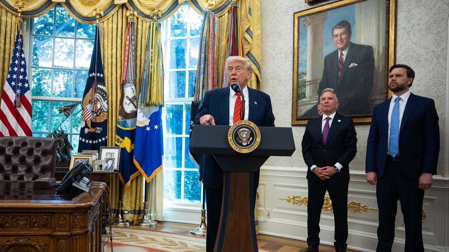 epa12078818 US President Donald Trump (L) speaks while U.S. Special Envoy to the Middle East Steve Witkoff (C) and US Vice President JD Vance look on during a swearing in ceremony in the Oval Office of the White House in Washington, DC, USA, 06 May 2025.  EPA/FRANCIS CHUNG / POOL