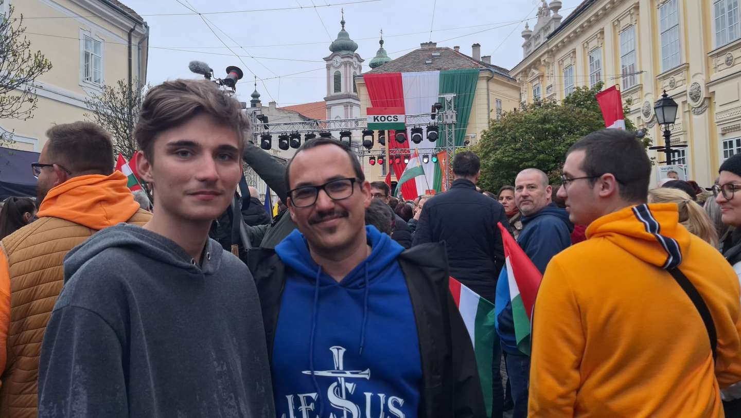 Apoiantes de Viktor Orbán em comício na sua cidade natal, Székesfehérvár. 10 de abril de 2026.