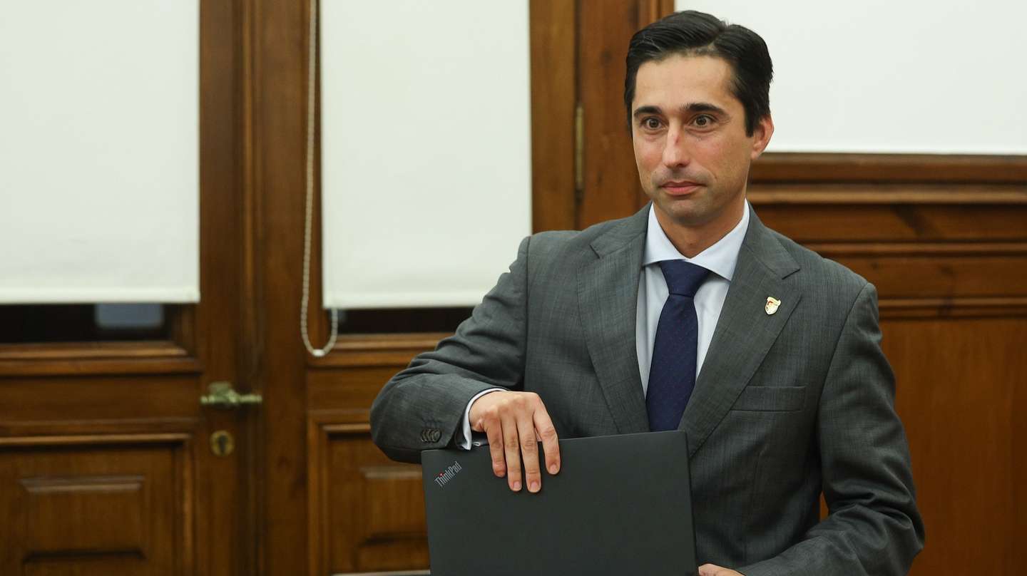 O presidente do Conselho Diretivo do Instituto Nacional de Emergência Médica (INEM), Sérgio Janeiro, à chegada a audição sobre a situação do INEM, perante a Comissão de Saúde na Assembleia da República em Lisboa, 21 de novembro de 2024. TIAGO PETINGA/LUSA