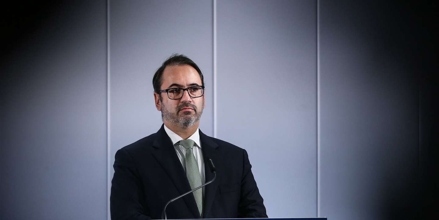 O secretário de Estado da Presidência do Conselho de Ministros, André Moz Caldas, presta declarações sobre as obras de beneficiação e adaptação do edifício-sede da Caixa Geral de Depósitos, com vista à concentração física de entidades públicas neste edifício, em Lisboa, 10 de março de 2023. RODRIGO ANTUNES/LUSA