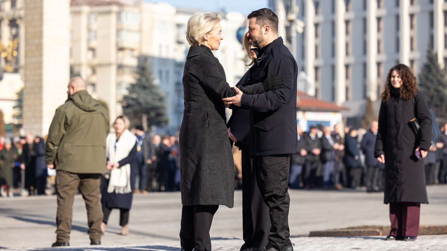 epa11920732 A handout photo made available by the Ukrainian Presidential Office shows Ukraine's President Volodymyr Zelensky (R) greeting European Commission President Ursula Von der Leyen during a ceremony in Kyiv, Ukraine, 24 February 2025. Ukraine marks the third anniversary since Russia began its full-scale invasion of the country in 2022.  EPA/Ukrainian Presidential Office  HANDOUT HANDOUT EDITORIAL USE ONLY/NO SALES