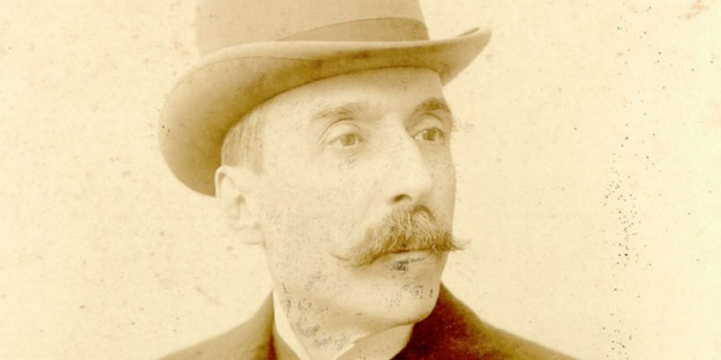 Eça de Queiroz nasceu a 1845 e morreu em 1900. A primeira edição de "Os Maias" foi publicado em 1888