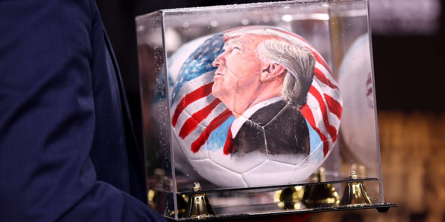 Trump desenhado numa bola de futebol com a bandeira dos EUA de fundo: uma imagem que resume aquilo que tem sido a antecâmara do Mundial-2026
