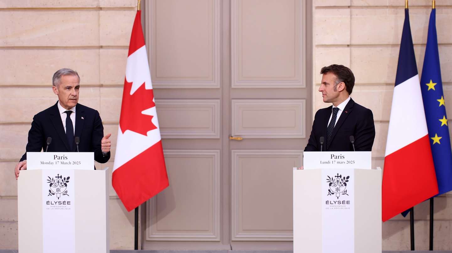 epa11969696 French President Emmanuel Macron (R) and Canada's Prime Minister Mark Carney (L) give a joint statement during their meeting at the Elysee Palace in Paris, France, 17 March 2025.  EPA/Thomas Padilla / POOL  MAXPPP OUT