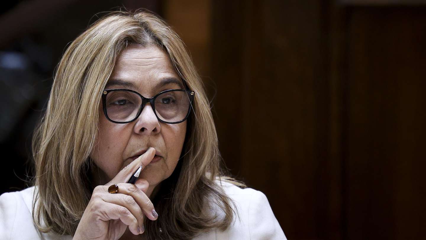 A ministra da Saúde, Ana Paula Martins, fala perante a Comissão de Saúde, sobre o «sobre a já anunciada mas ainda não explicada refundação do INEM», na Assembleia da República, em Lisboa, 11 de dezembro de 2024. FILIPE AMORIM/LUSA