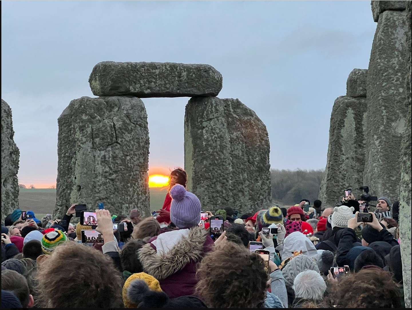 O acontecimento, também denominado por Yule, que comemora a luz e o renascimento do sol, marca o dia mais curto e a noite mais longa do ano no hemisfério Norte