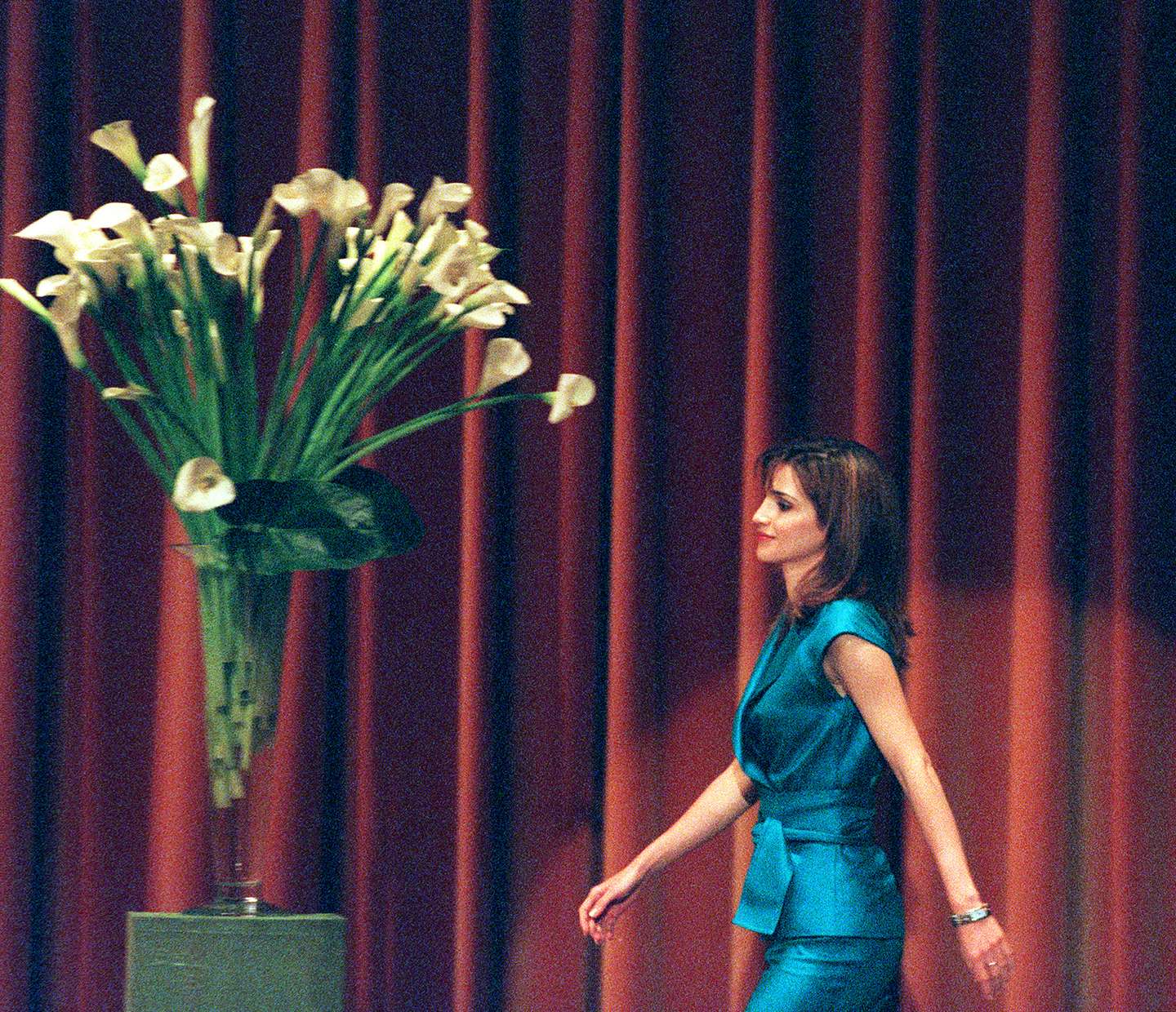 027520.so.0402.queen3.gf Queen Rania of Jordan enters a ballroom at the Beverly Wilshire Hotel to sp