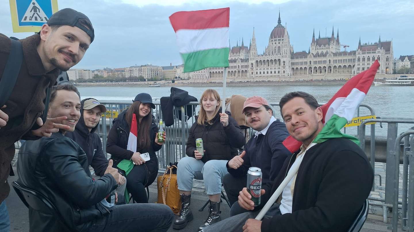 Apoiantes de Péter Magyar na noite eleitoral do Tisza. Budapeste, 12 de março de 2026