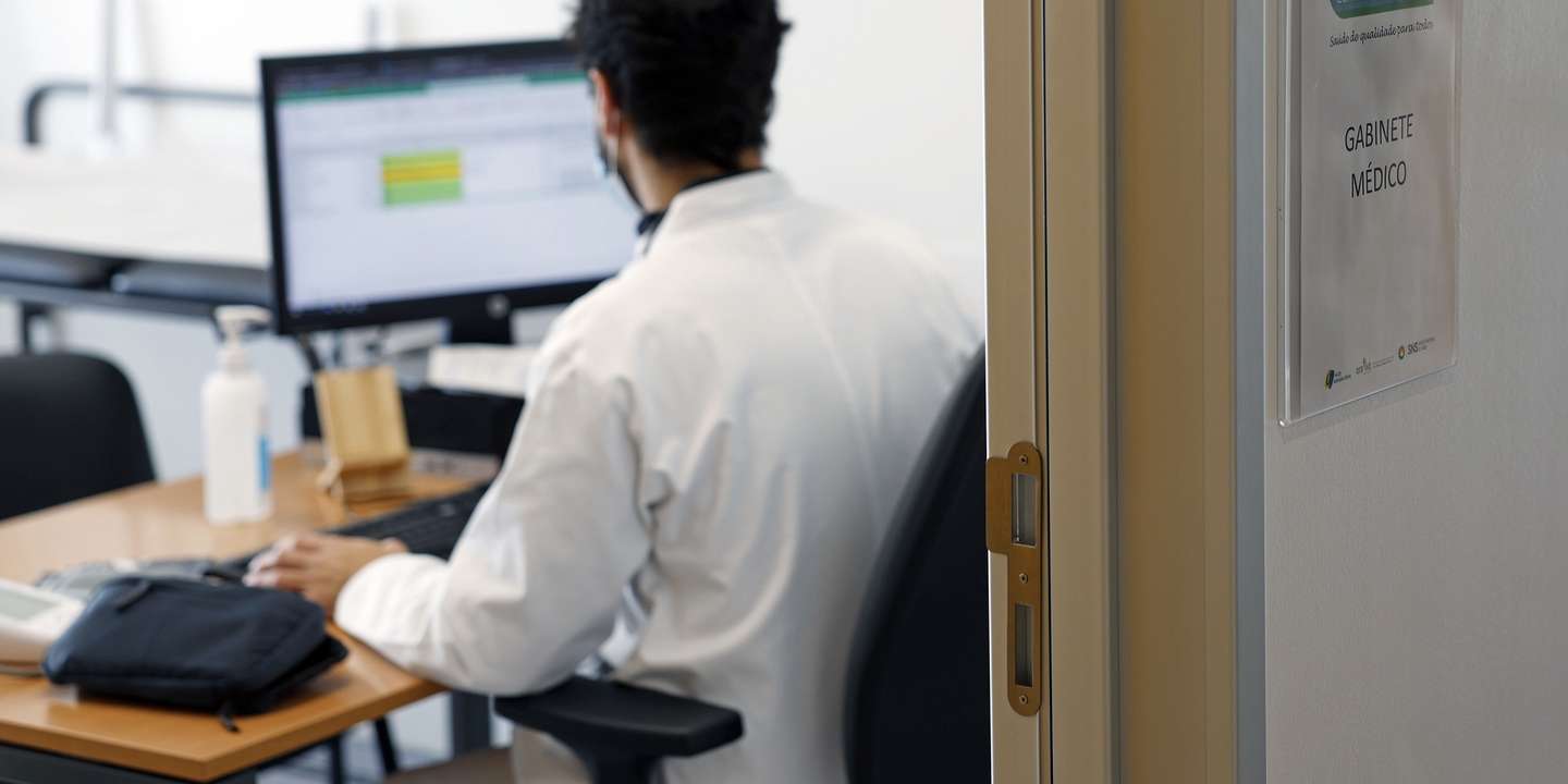 Reportagem sobre a medida Via Verde, que permite aos utentes sem médico de família marcar de véspera, pelo telefone, uma consulta e serem atendidos por elementos de uma equipa composta por médicos, enfermeiros e assistentes, no Centro de Saúde de Corroios, em Almada, 26 de janeiro de 2023. (ACOMPANHA TEXTO DO DIA 06 FEVEREIRO 2023)  ANTÓNIO PEDRO SANTOS/LUSA