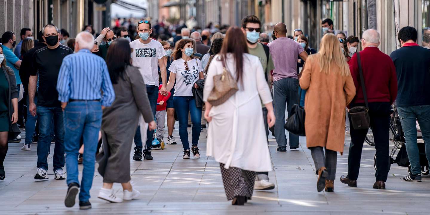 Pessoas nas ruas de Braga no âmbito do plano de desconfinamento de Portugal continental, Braga, 5 de abril de 2021. A decisão de avançar com a segunda fase do plano do Governo foi tomada na sexta-feira em Conselho de Ministros, depois de analisada a situação da pandemia em Portugal, em especial o índice de transmissibilidade (Rt) do vírus SARS-CoV-2 e a taxa de incidência de novos casos de covid-19. HUGO DELGADO/LUSA