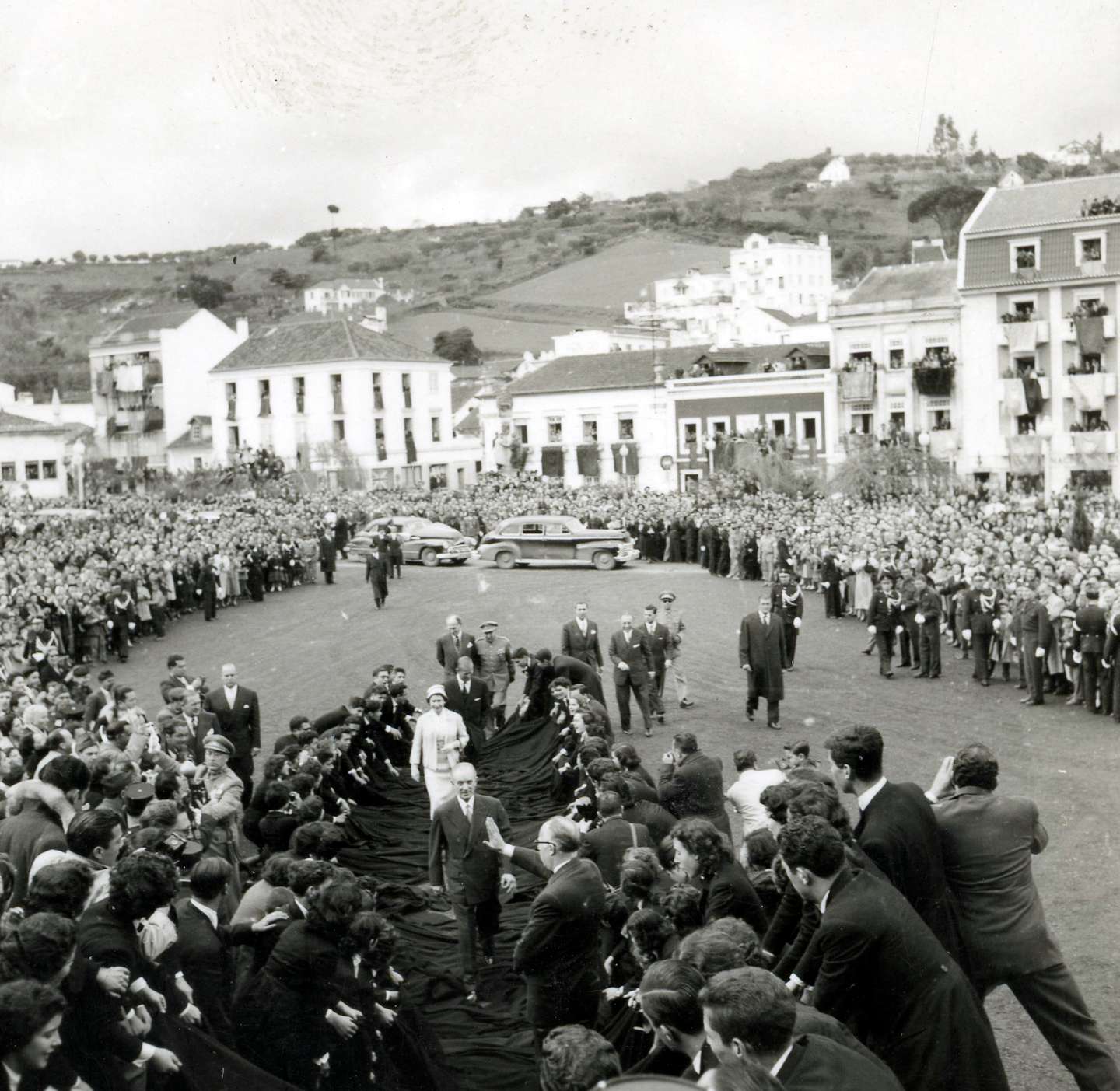 GNDN13022011SF3425 Visita da Rainha D. Isabel II a Portugal. Os estudantes de Coimbra, estendem as capas à passagem da Rainha. Alcobaça 20/02/1957 © Proibido o uso editorial sem autorização da Global Notícias. Esta fotografia não pode ser reproduzida por qualquer forma ou quaisquer meios electrónicos, mecânicos ou outros, incluindo fotocópia, gravação magnética ou qualquer processo de armanezamento ou sistema de recuperação de informação, sem prévia autorização escrita da Global Notícias.