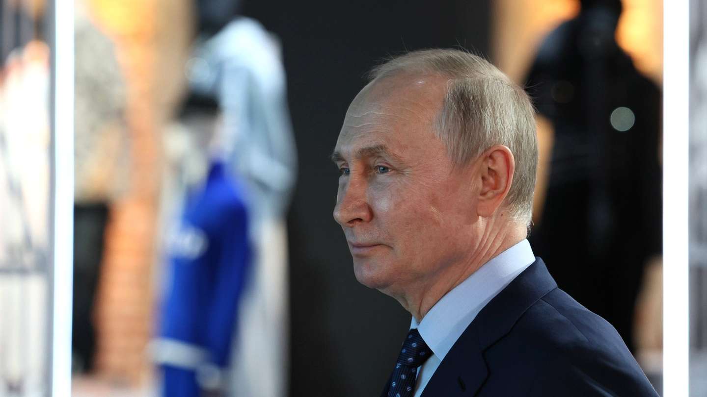 Vladimir Putin durante visita ao centro Zotov