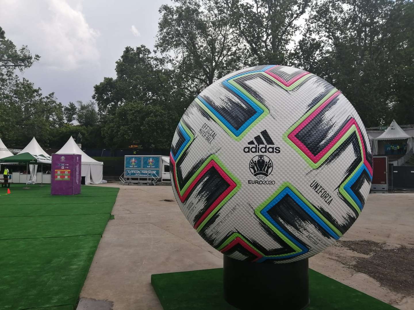 A bola oficial do Euro 2020, em grande destaque na "fan zone" de Budapeste, a cidade onde Portugal vai disputar dois dos três jogos da fase de grupos (MARIANA FERNANDES(OBSERVADOR)