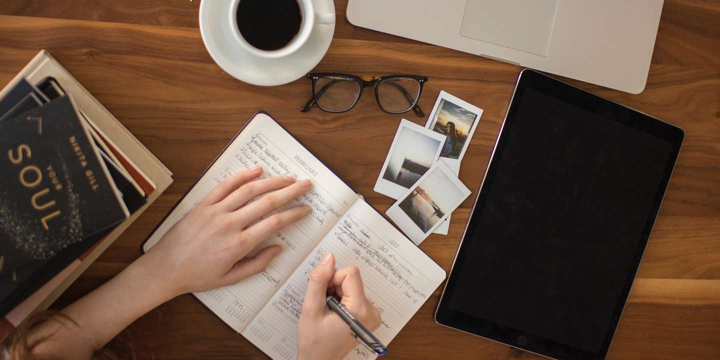 Entre as técnicas de manifestação mais populares estão a da visualização, a do journaling e os vision boards.