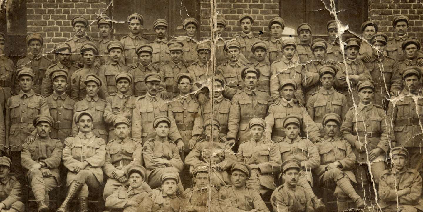 Um dia, a tia de Jorge Vaz Gomes diz-lhe que tem uma fotografia do bisavô. Mas é uma foto de um grupo de soldados e ninguém na aldeia consegue identificá-lo. A imagem tornou-se o "labirinto" do realizador