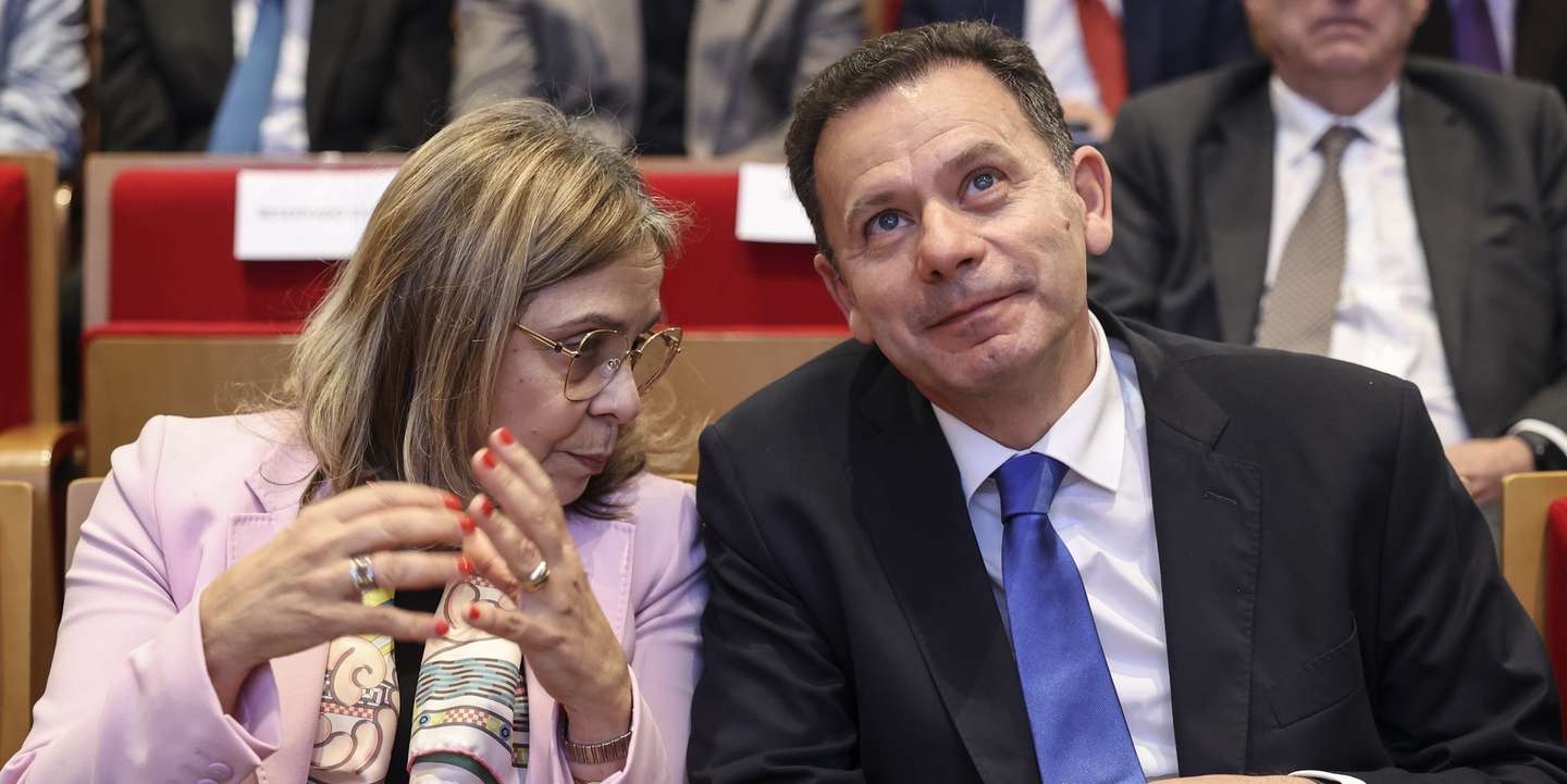 O primeiro-ministro, Luís Montenegro, acompanhado pela ministra da Saúde, Ana Paula Martins, durante a cerimónia comemorativa do Dia Mundial da Saúde, dia criado pela Organização Mundial da Saúde em 07 de abril de 1948,  no Auditório do INFARMED, Parque de Saúde de Lisboa, 07 de abril de 2025. ANDRÉ KOSTERS/LUSA