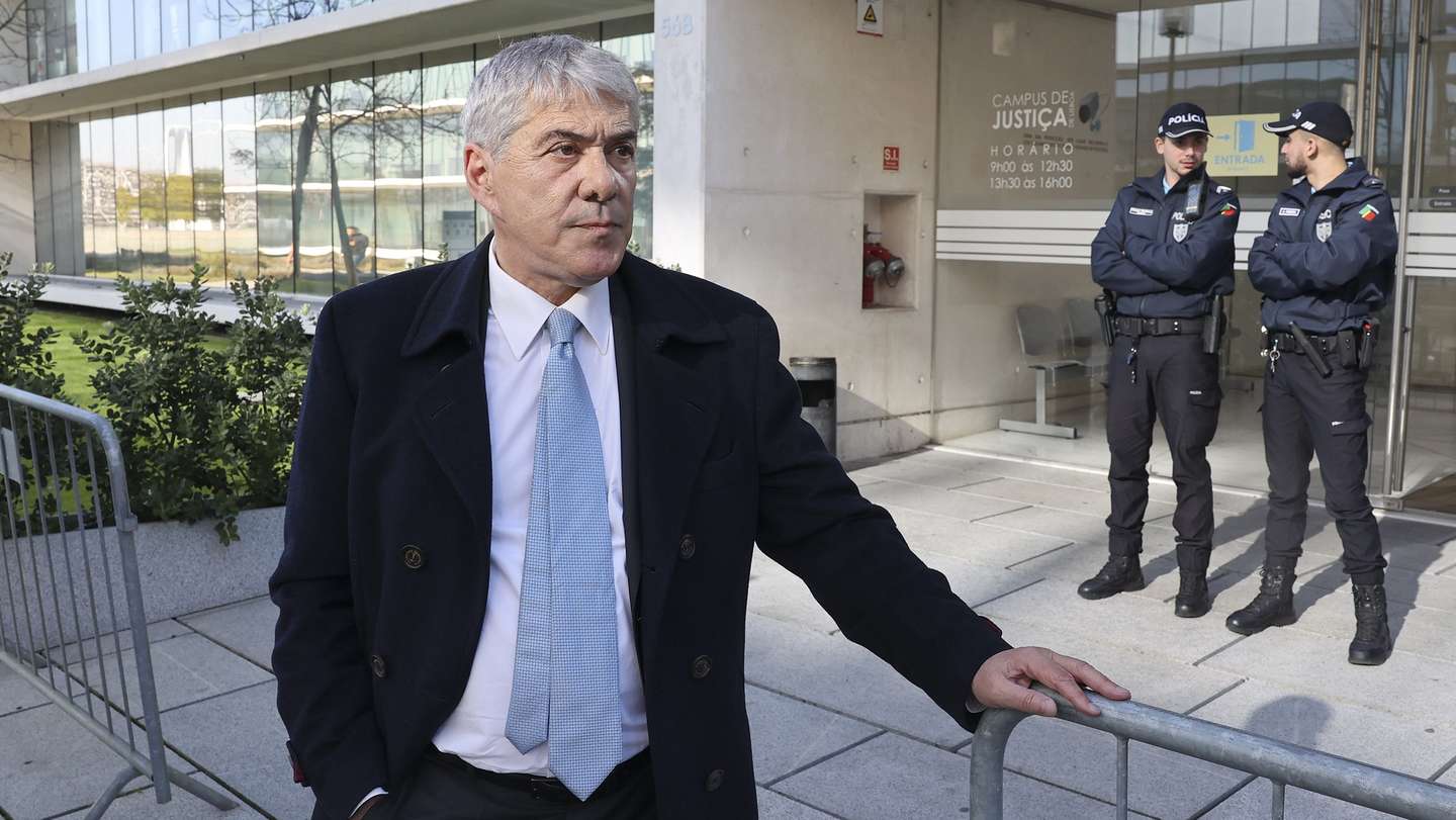 O antigo primeiro-ministro José Sócrates, à chegada do tribunal para prestar depoimentos sobre o julgamento do caso EDP, no Campus da Justiça, em Lisboa, 19 de dezembro de 2023. O antigo ministro da Economia (entre 2005 e 2009) Manuel Pinho, que está em prisão domiciliária desde dezembro de 2021, responde em julgamento por um crime de corrupção passiva para ato ilícito, outro de corrupção passiva, um crime de branqueamento de capitais e um crime de fraude fiscal. MANUEL DE ALMEIDA/LUSA