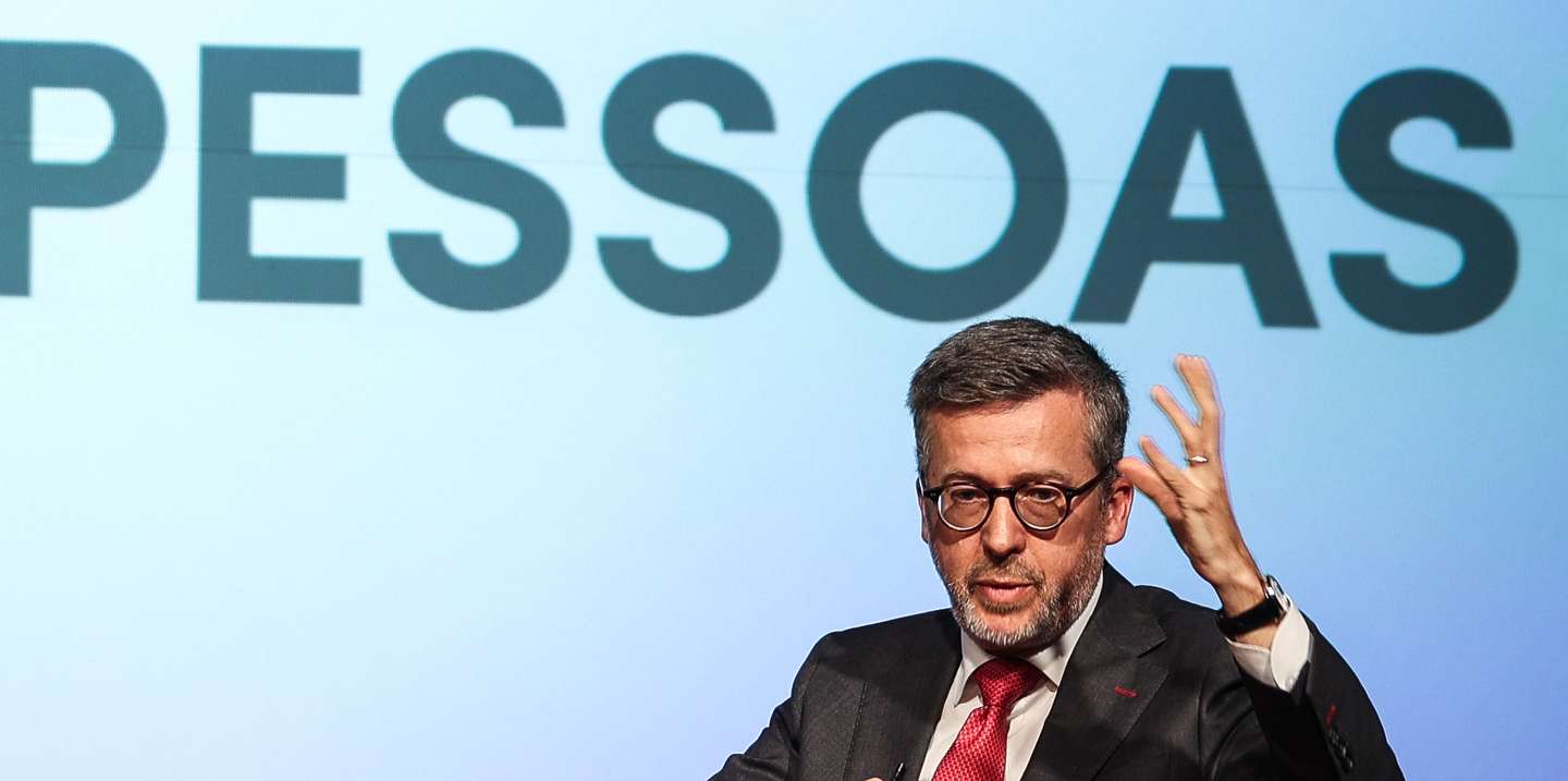 O presidente da Câmara Municipal de Lisboa, Carlos Moedas, usa da palavra durante o lançamento do seu livro "Liderar com as Pessoas", na Fundação Calouste Gulbenkian, em Lisboa, 18 de abril de 2024. TIAGO PETINGA/LUSA