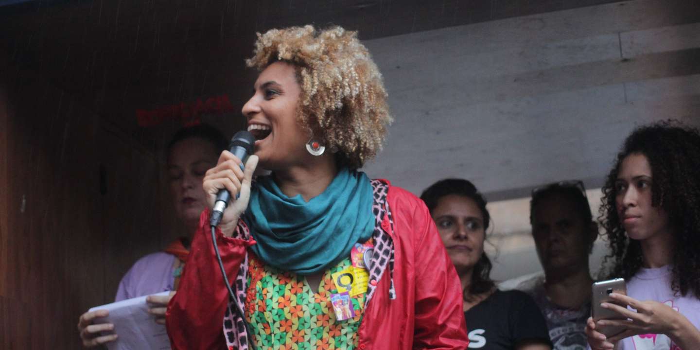 Marielle Franco foi assassinada com quatro tiros na cabeça na noite de 14 de março de 2018, no Rio de Janeiro. Anderson Gomes, o motorista do carro em que seguia, também foi morto