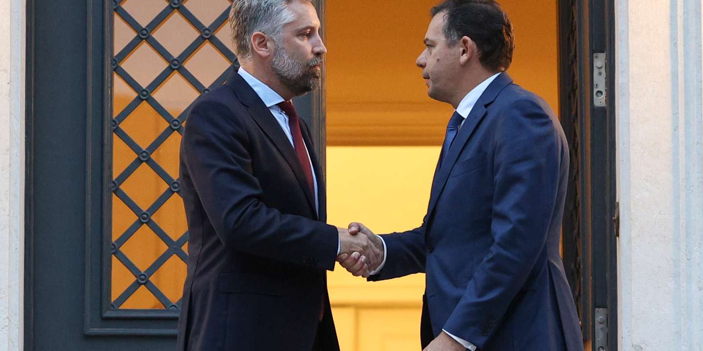 O primeiro-ministro, Luís Montenegro (D), cumprimenta o secretário-geral do Partido Socialista (PS), Pedro Nuno Santos (E), após um encontro no âmbito das negociações do Orçamento do Estado para 2025, na residência Oficial de S. Bento, em Lisboa, 3 de outubro de 2024. MIGUEL A. LOPES/LUSA
