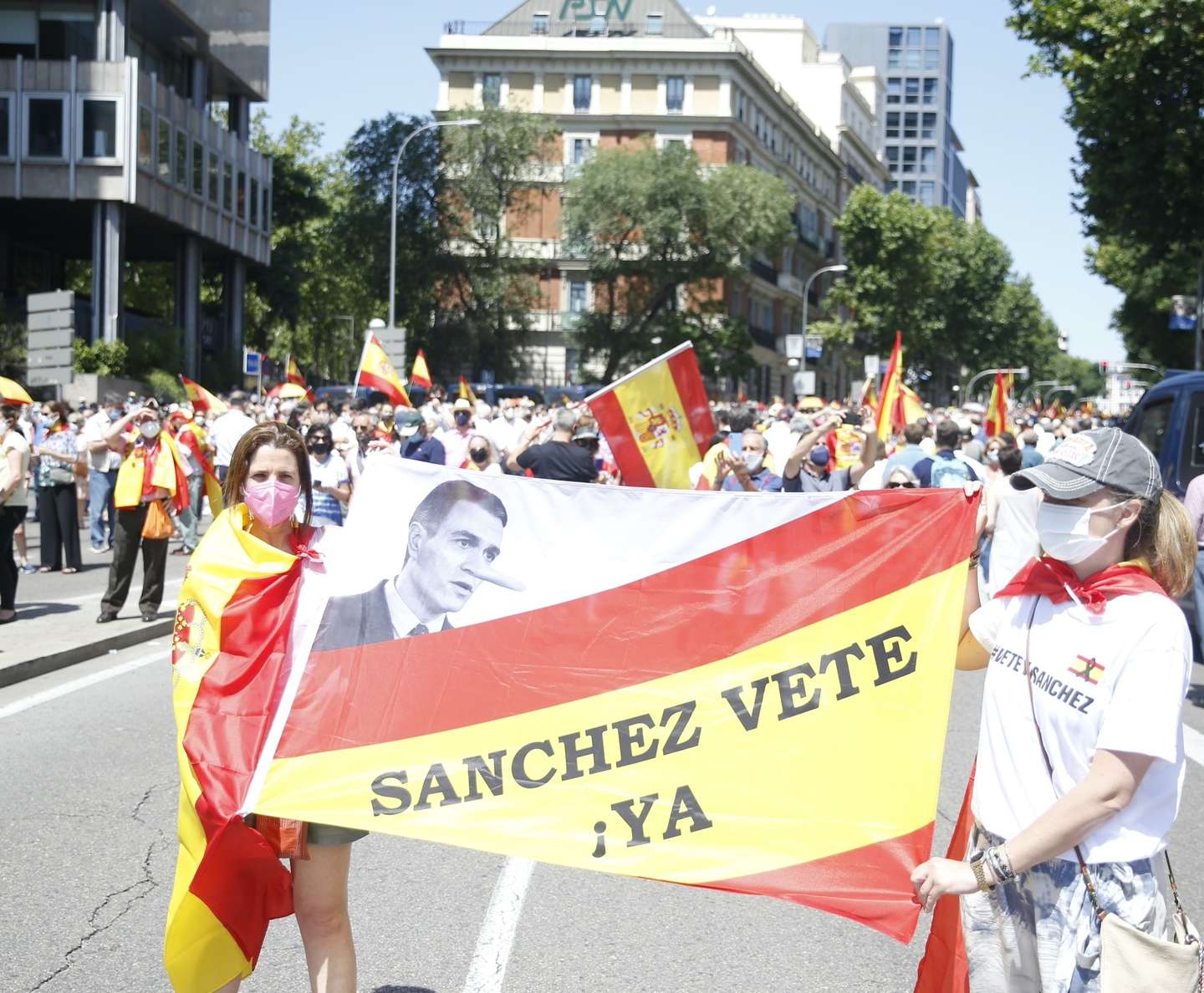 Thousands protest in Madrid against pardoning jailed Catalan leaders