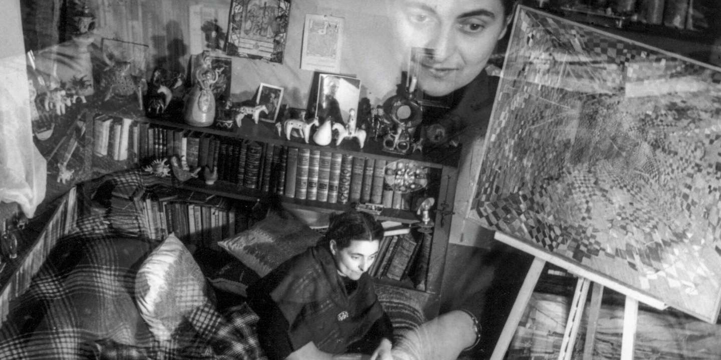 Maria Helena Vieira da Silva fotografada por Denise Colomb, em 1948. O retrato da fotógrafa francesa, a preto e branco, abre a exposição e é a capa do catálogo que a acompanha