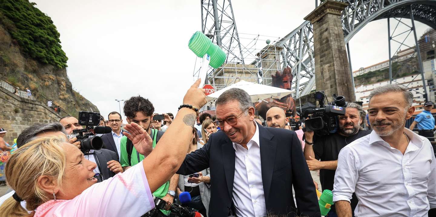 O Presidente da República, António José Seguro (C), acompanhado pelo Presidente da Câmara Municipal do Porto, Pedro Duarte (D), participa nos festejos do São João no Porto, 23 de junho de 2026. JOSÉ COELHO/LUSA