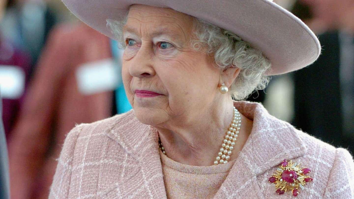 Queen And Duke Tour Cancer Research Institute In Cambridge